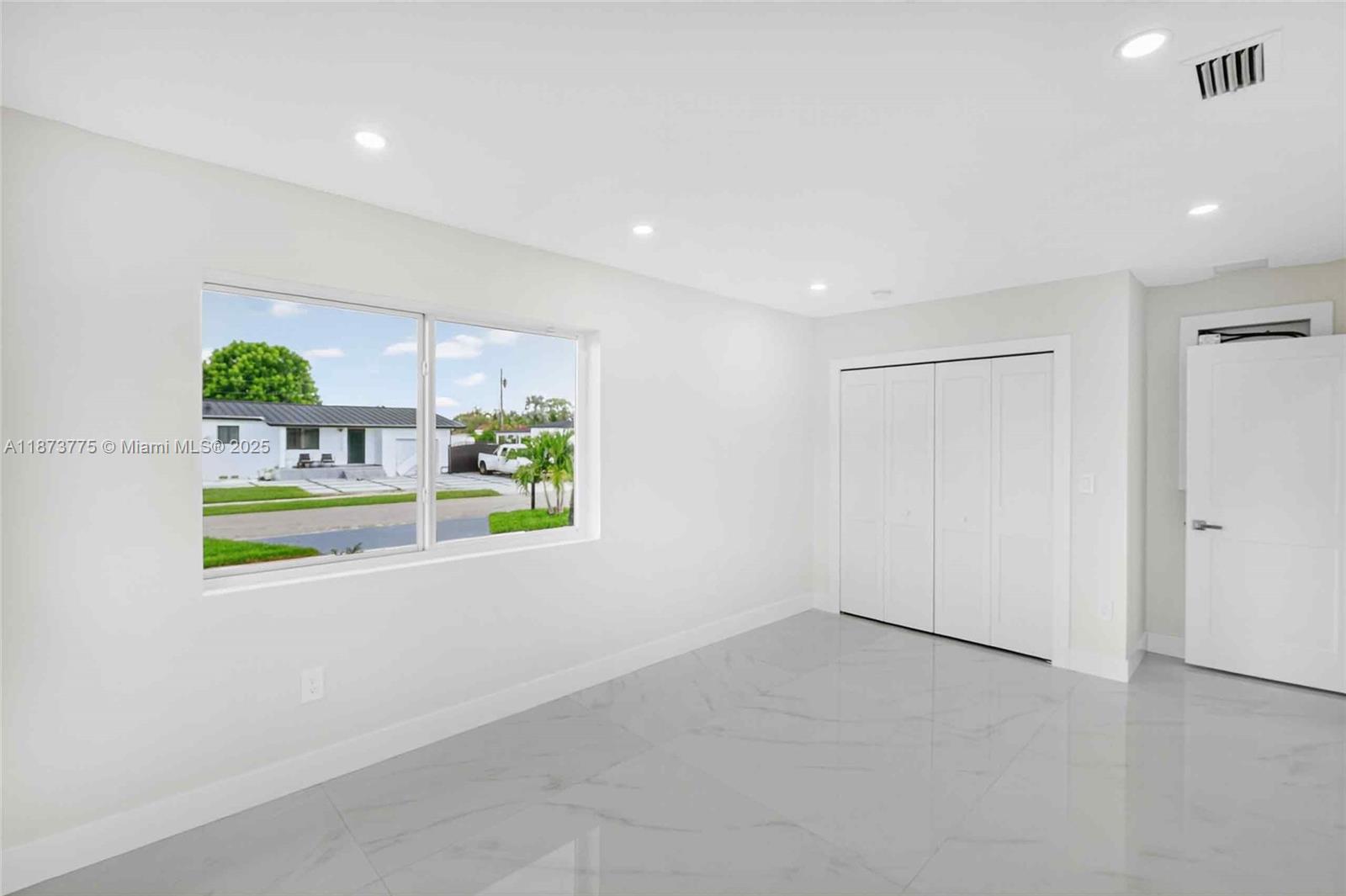 CRAVERO LAKE SHORE ESTATE - Residential