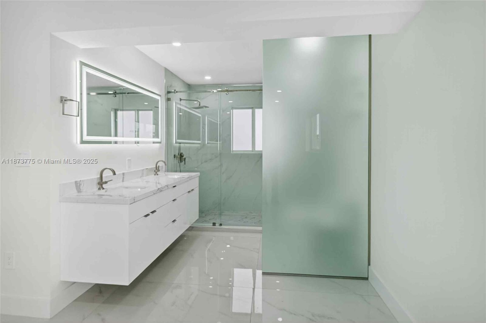 CRAVERO LAKE SHORE ESTATE - Residential