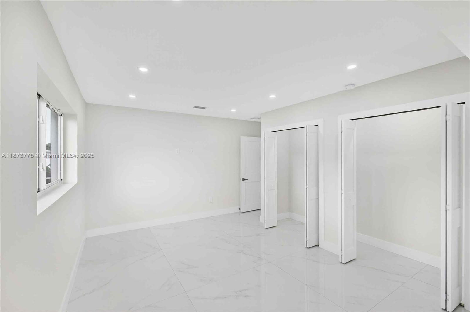 CRAVERO LAKE SHORE ESTATE - Residential