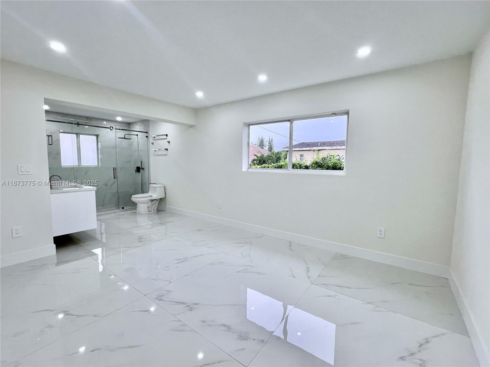 CRAVERO LAKE SHORE ESTATE - Residential