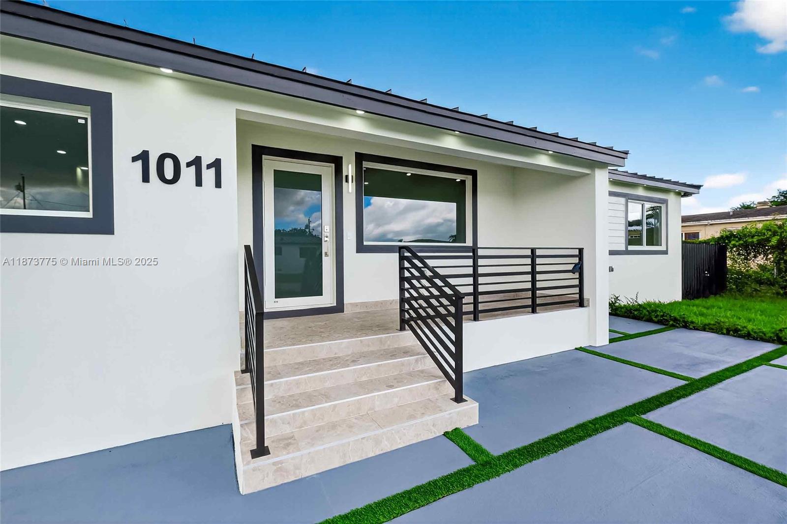 CRAVERO LAKE SHORE ESTATE - Residential