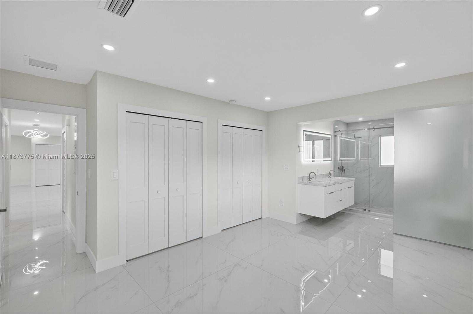 CRAVERO LAKE SHORE ESTATE - Residential