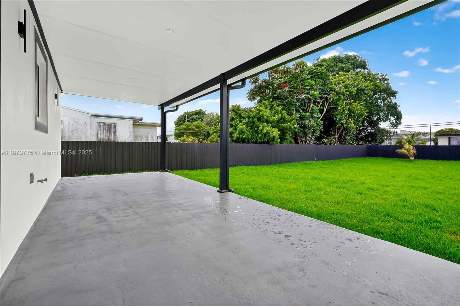 CRAVERO LAKE SHORE ESTATE - Residential