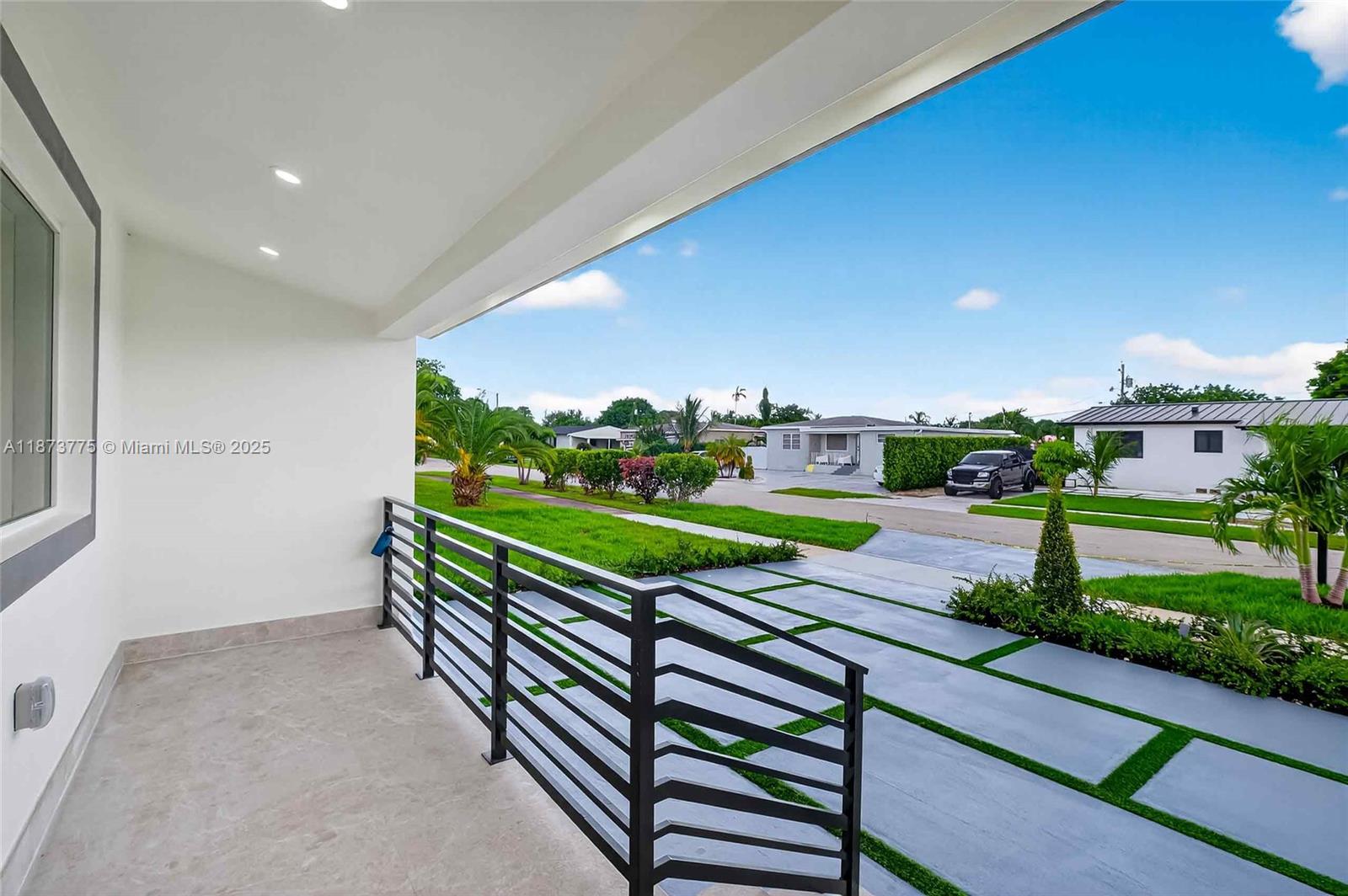 CRAVERO LAKE SHORE ESTATE - Residential