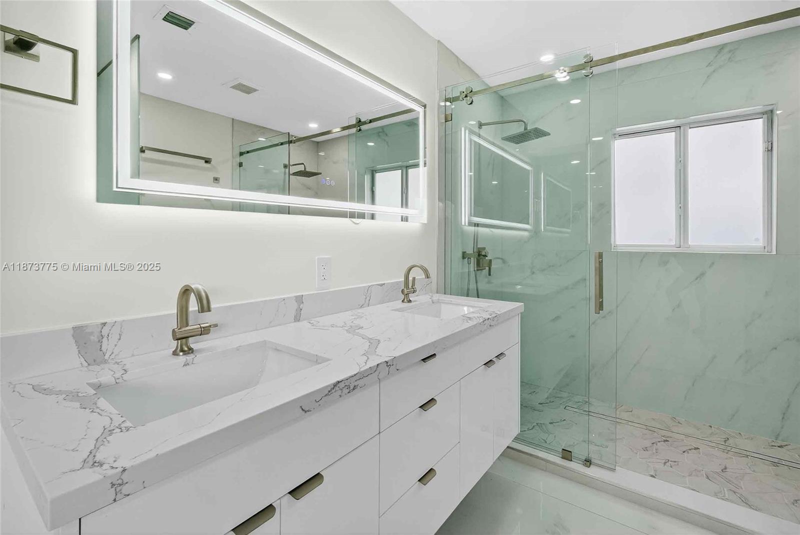 CRAVERO LAKE SHORE ESTATE - Residential