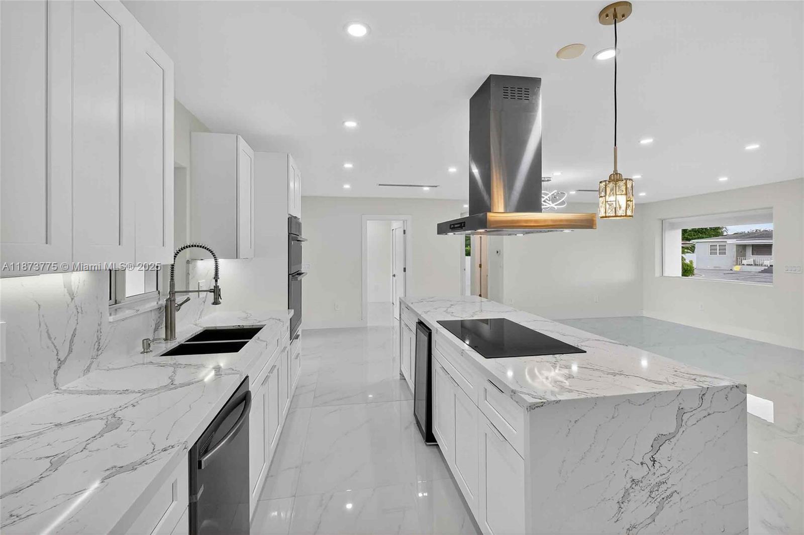 CRAVERO LAKE SHORE ESTATE - Residential