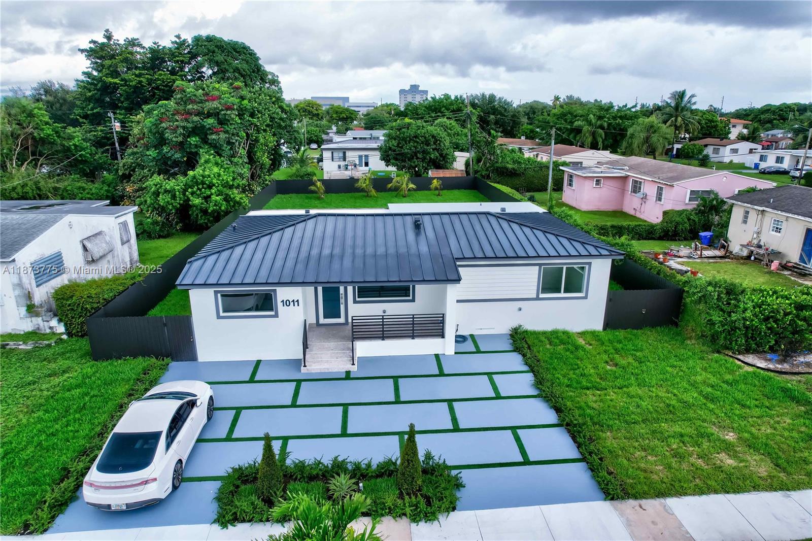 CRAVERO LAKE SHORE ESTATE - Residential