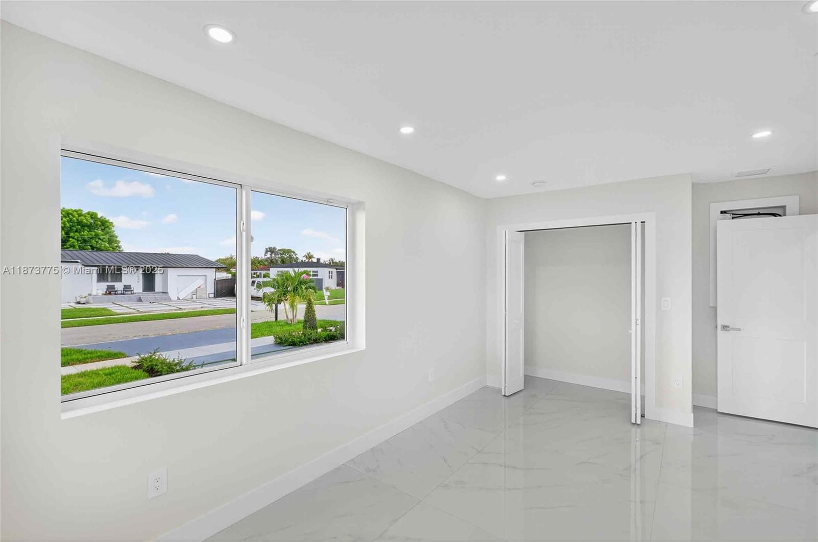 CRAVERO LAKE SHORE ESTATE - Residential