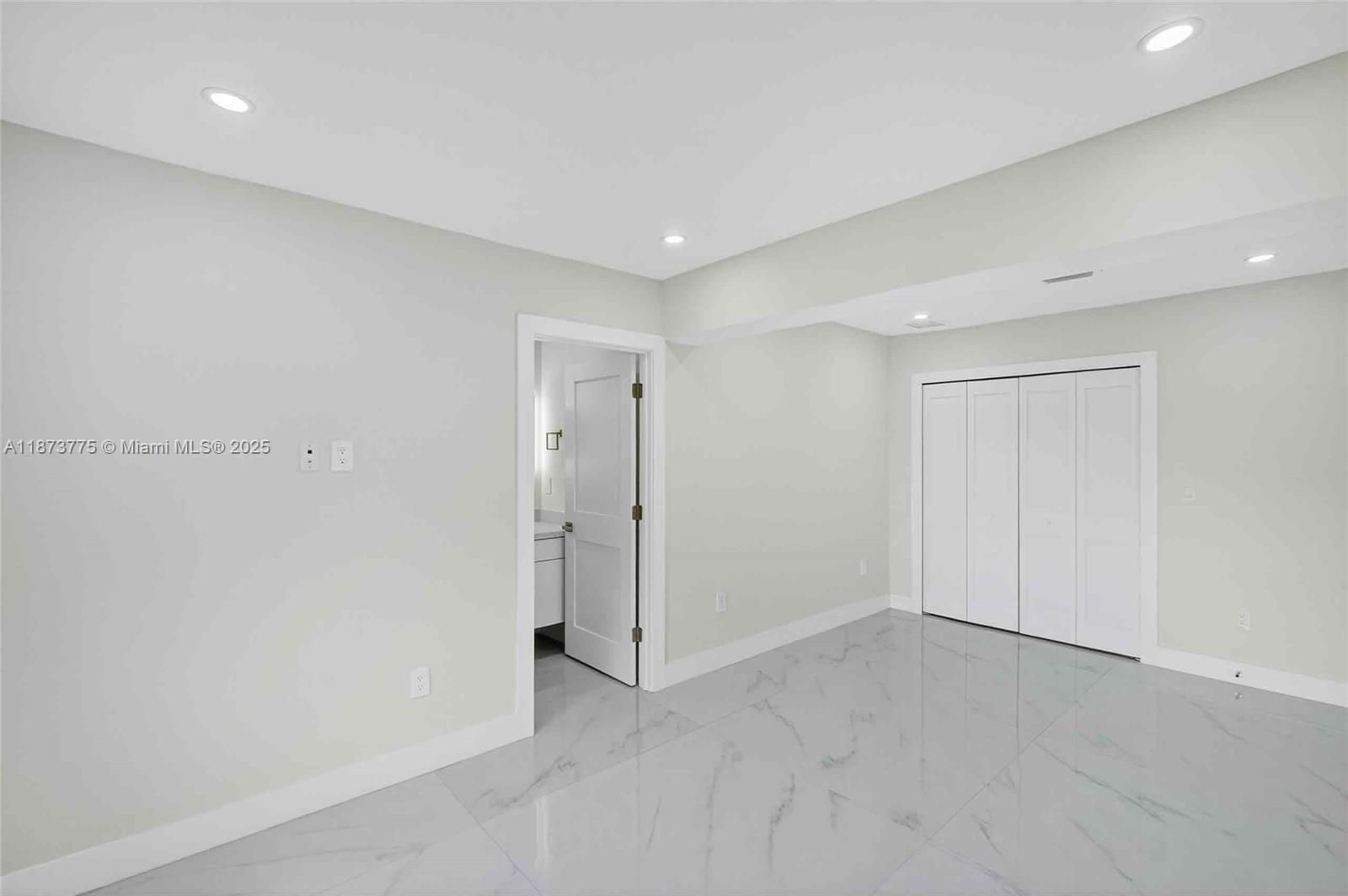 CRAVERO LAKE SHORE ESTATE - Residential