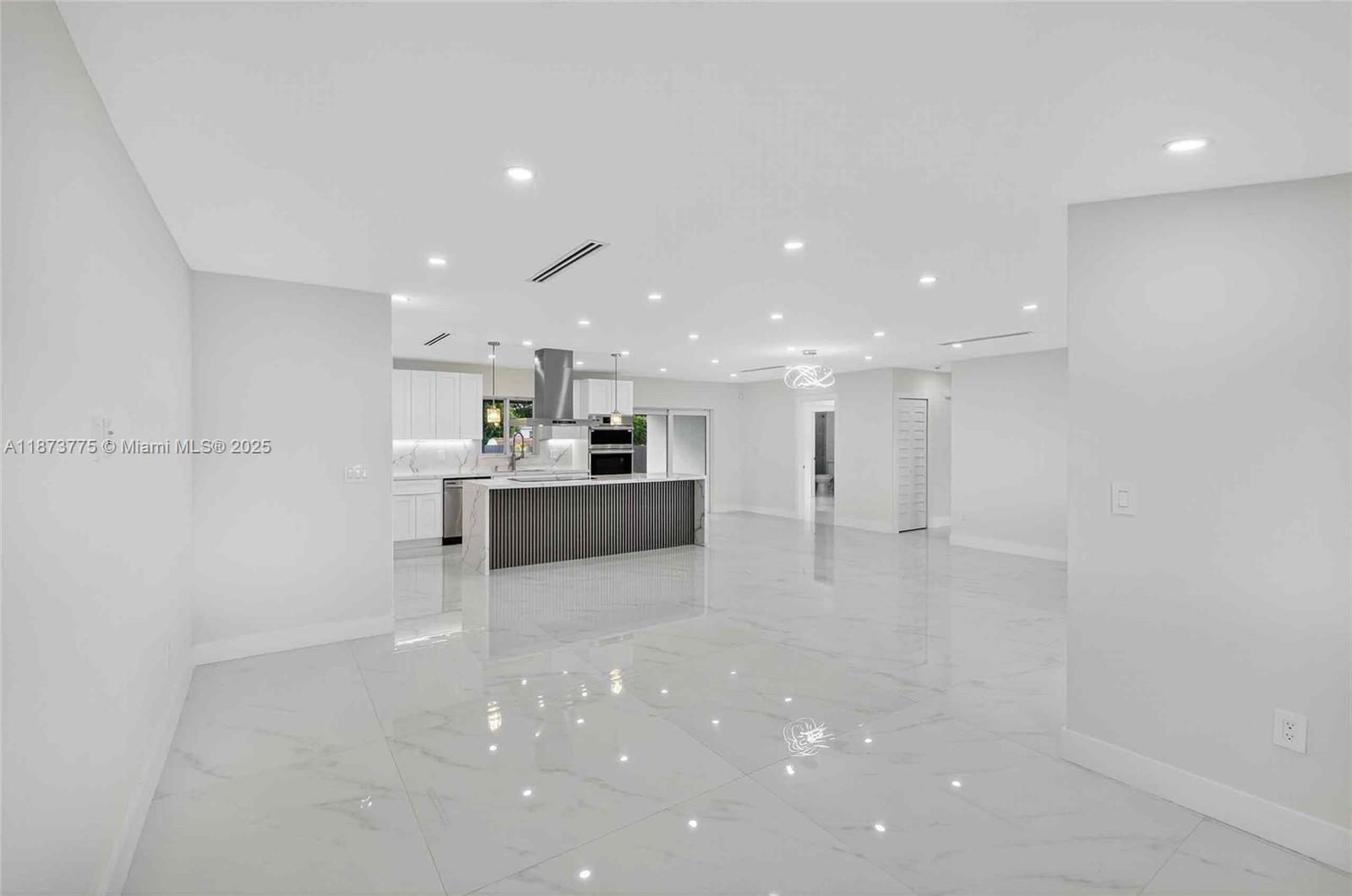 CRAVERO LAKE SHORE ESTATE - Residential