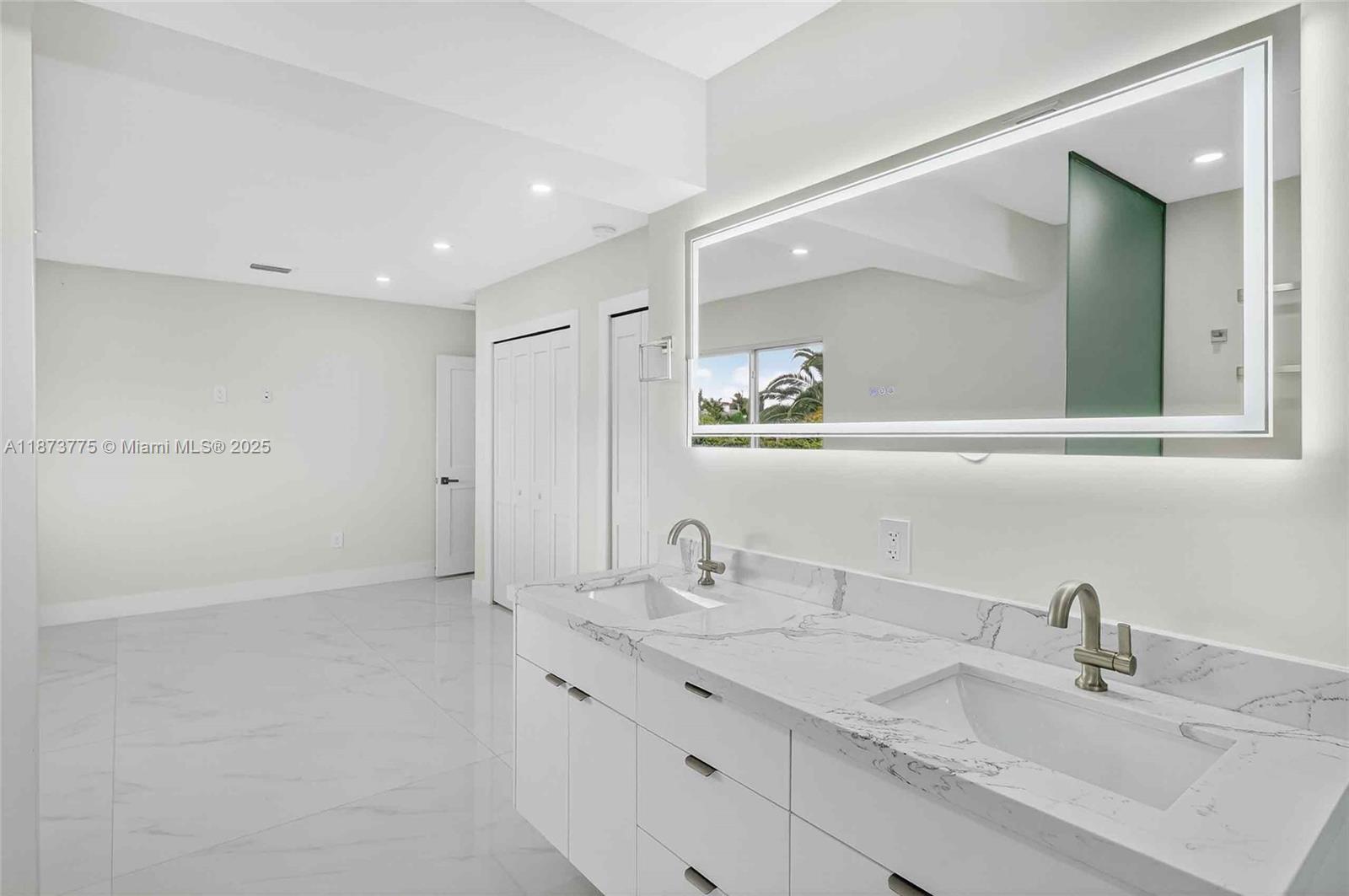 CRAVERO LAKE SHORE ESTATE - Residential