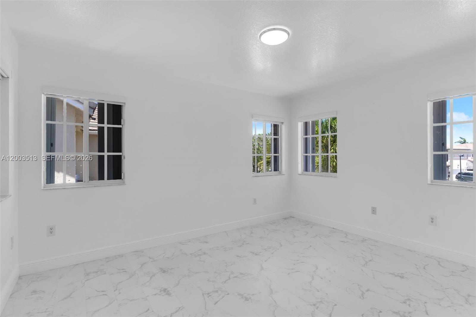 MANDARIN LAKES - Residential