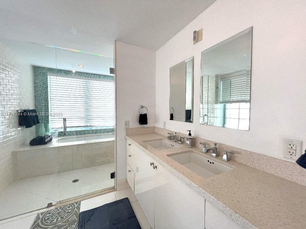 THE CARLYLE DECO HOTEL CO - Residential