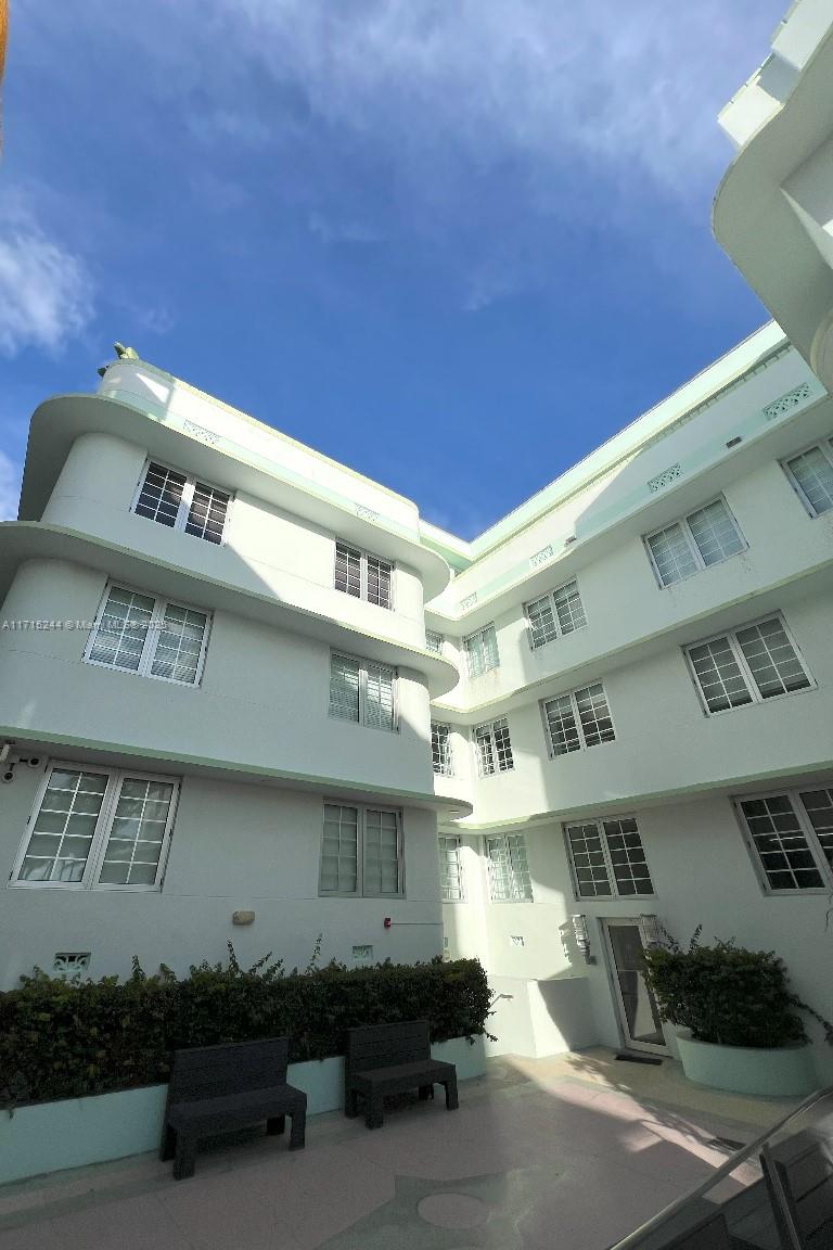 THE CARLYLE DECO HOTEL CO - Residential