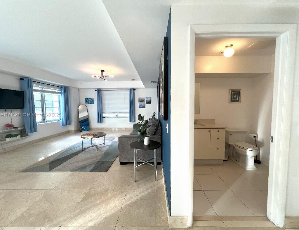 THE CARLYLE DECO HOTEL CO - Residential