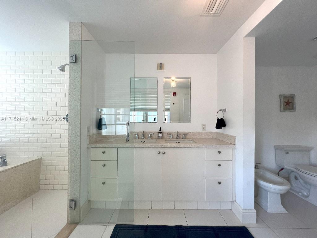 THE CARLYLE DECO HOTEL CO - Residential