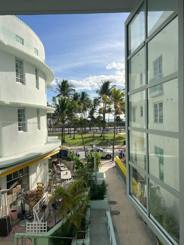 THE CARLYLE DECO HOTEL CO - Residential