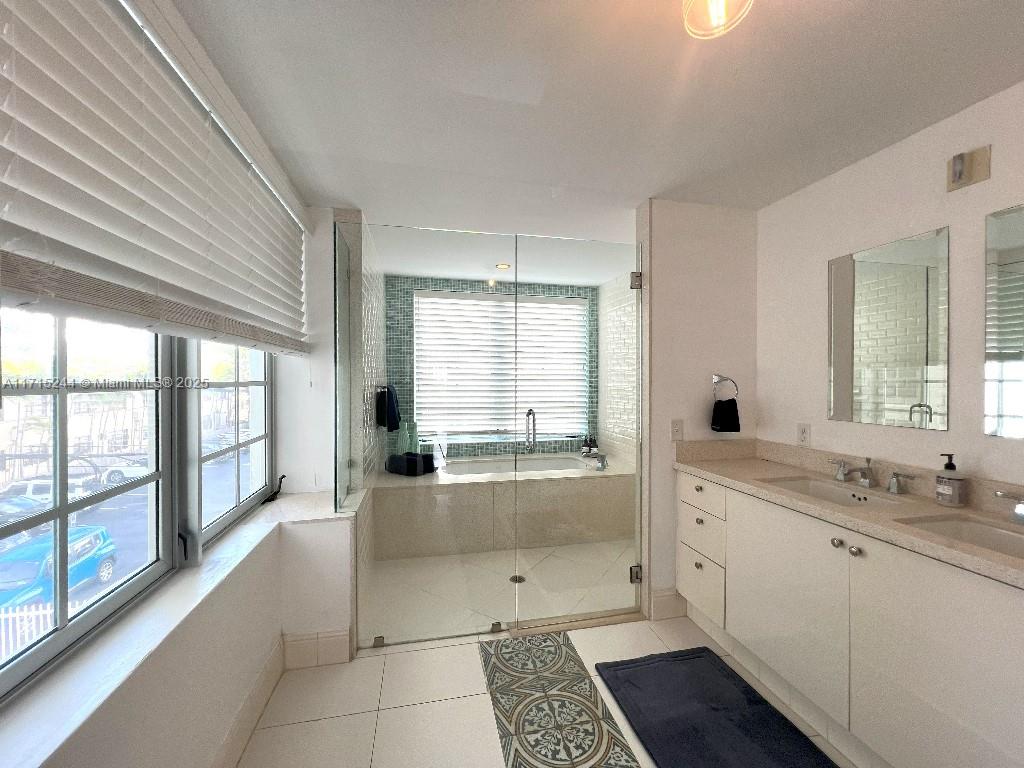 THE CARLYLE DECO HOTEL CO - Residential