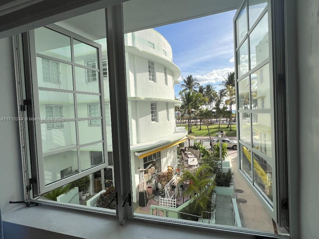 THE CARLYLE DECO HOTEL CO - Residential