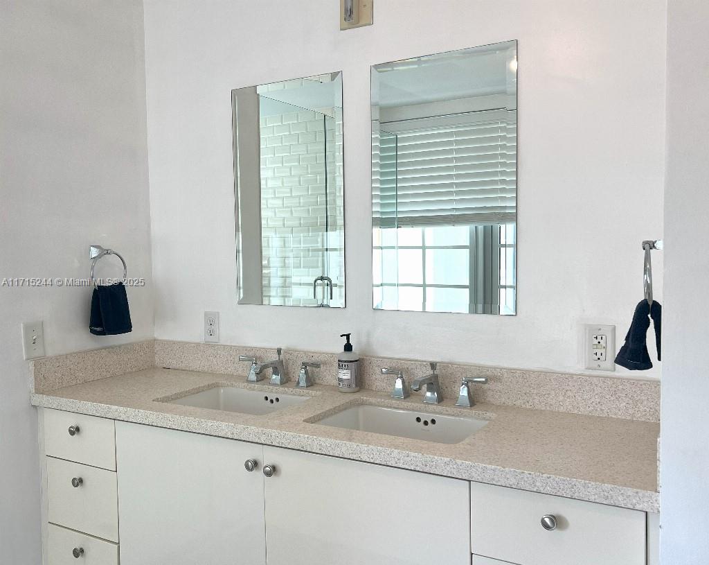 THE CARLYLE DECO HOTEL CO - Residential