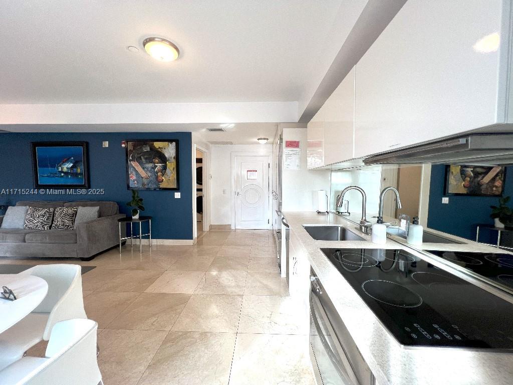 THE CARLYLE DECO HOTEL CO - Residential