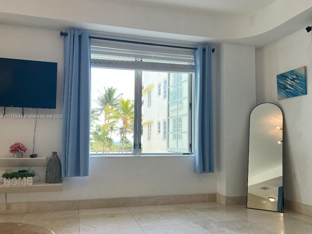THE CARLYLE DECO HOTEL CO - Residential