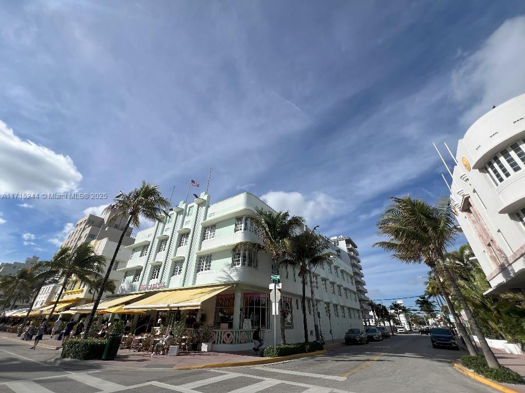 THE CARLYLE DECO HOTEL CO - Residential