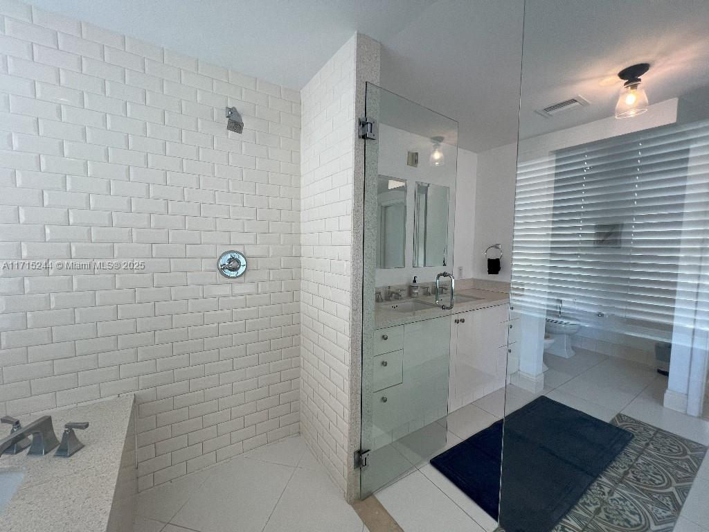 THE CARLYLE DECO HOTEL CO - Residential