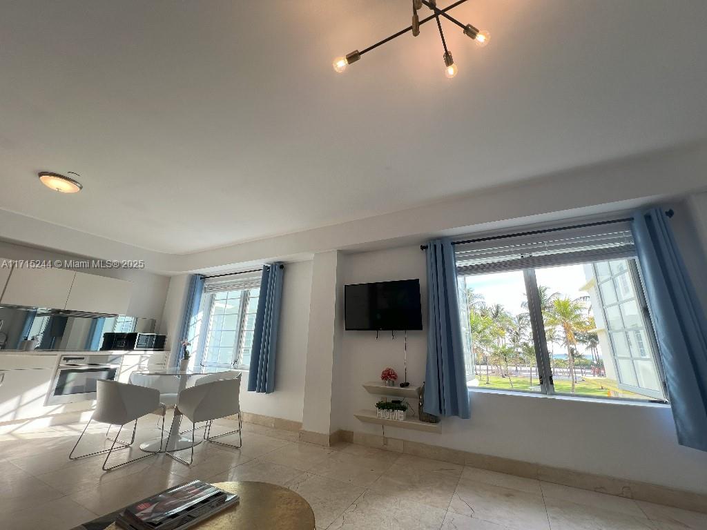 THE CARLYLE DECO HOTEL CO - Residential