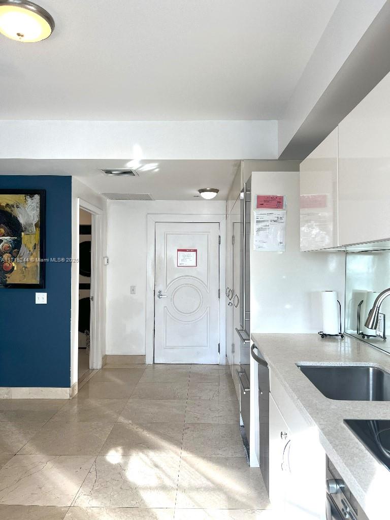 THE CARLYLE DECO HOTEL CO - Residential