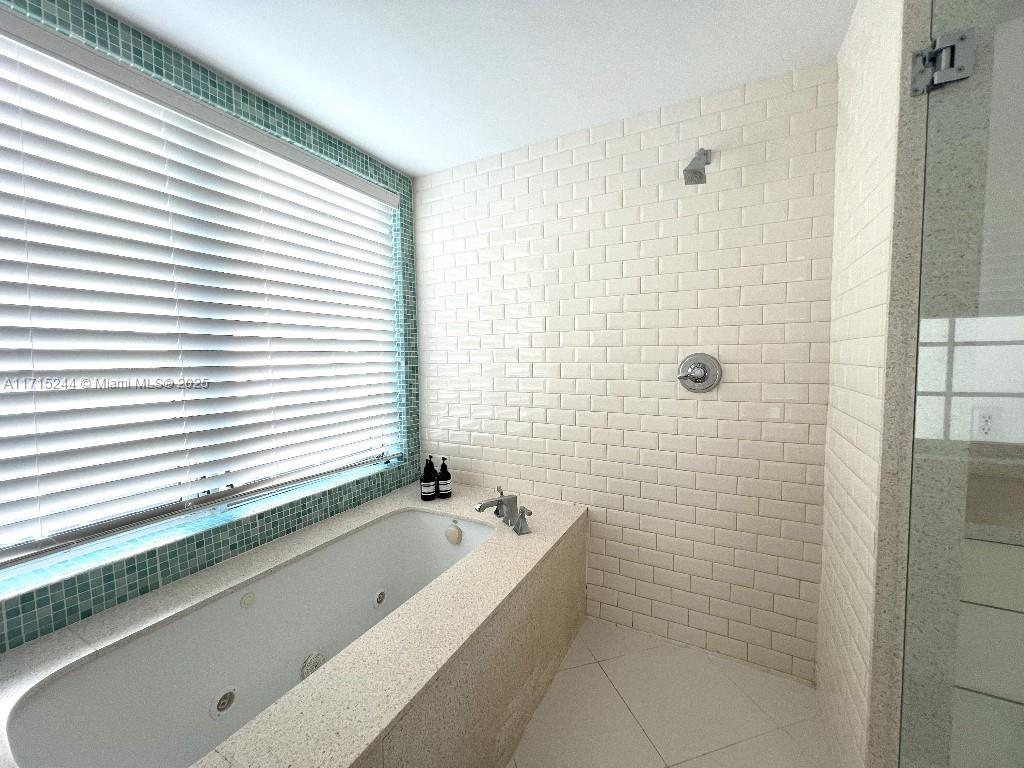 THE CARLYLE DECO HOTEL CO - Residential