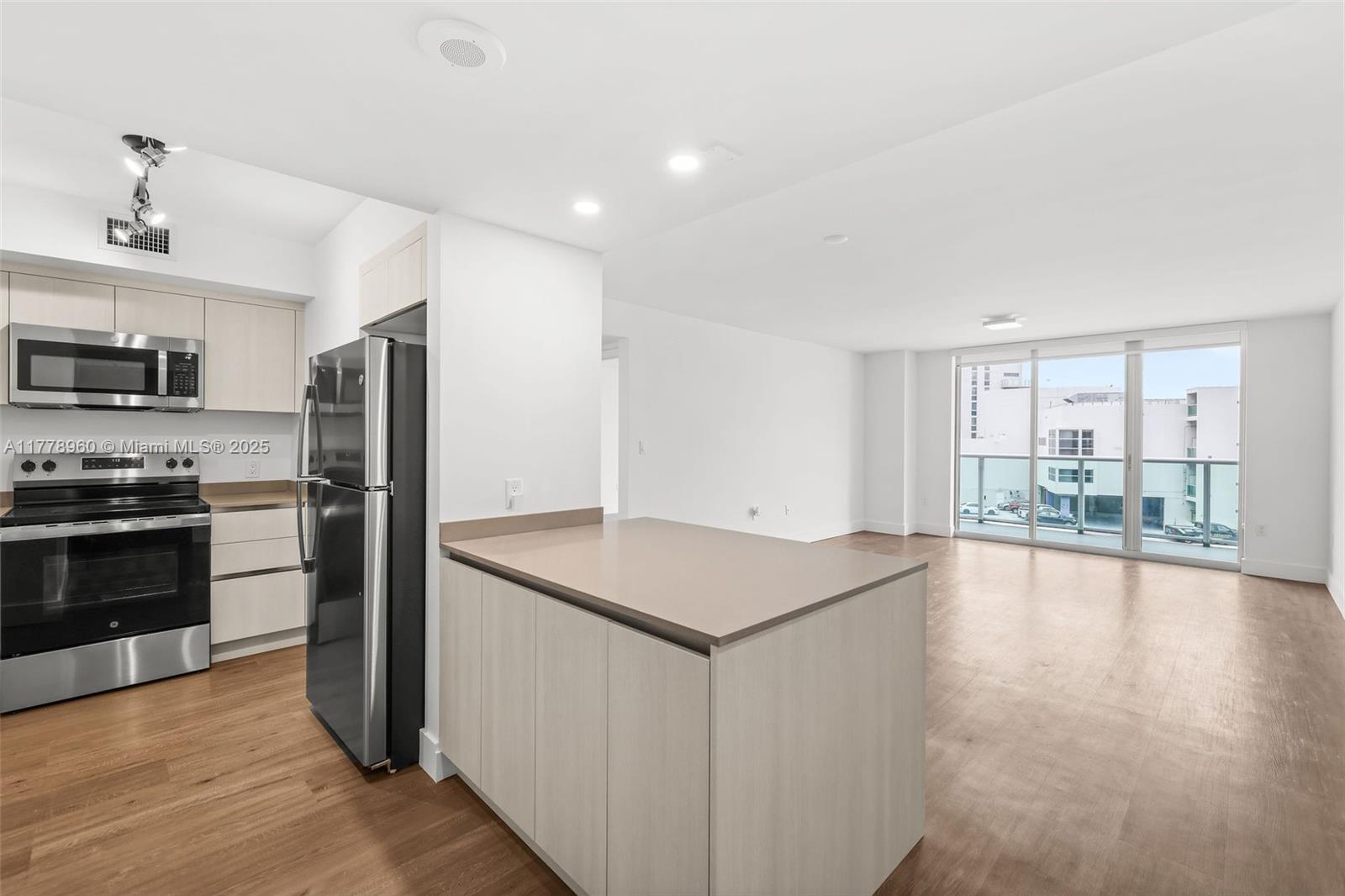 Rental Property at 1500 Bay Rd M-0925, Miami Beach, Miami-Dade County, Florida - Bedrooms: 1 
Bathrooms: 1  - $3,230 MO.