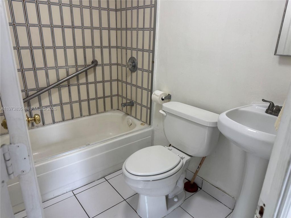 Photo of Hollywood, FL 33020 (MLS # A11973835)