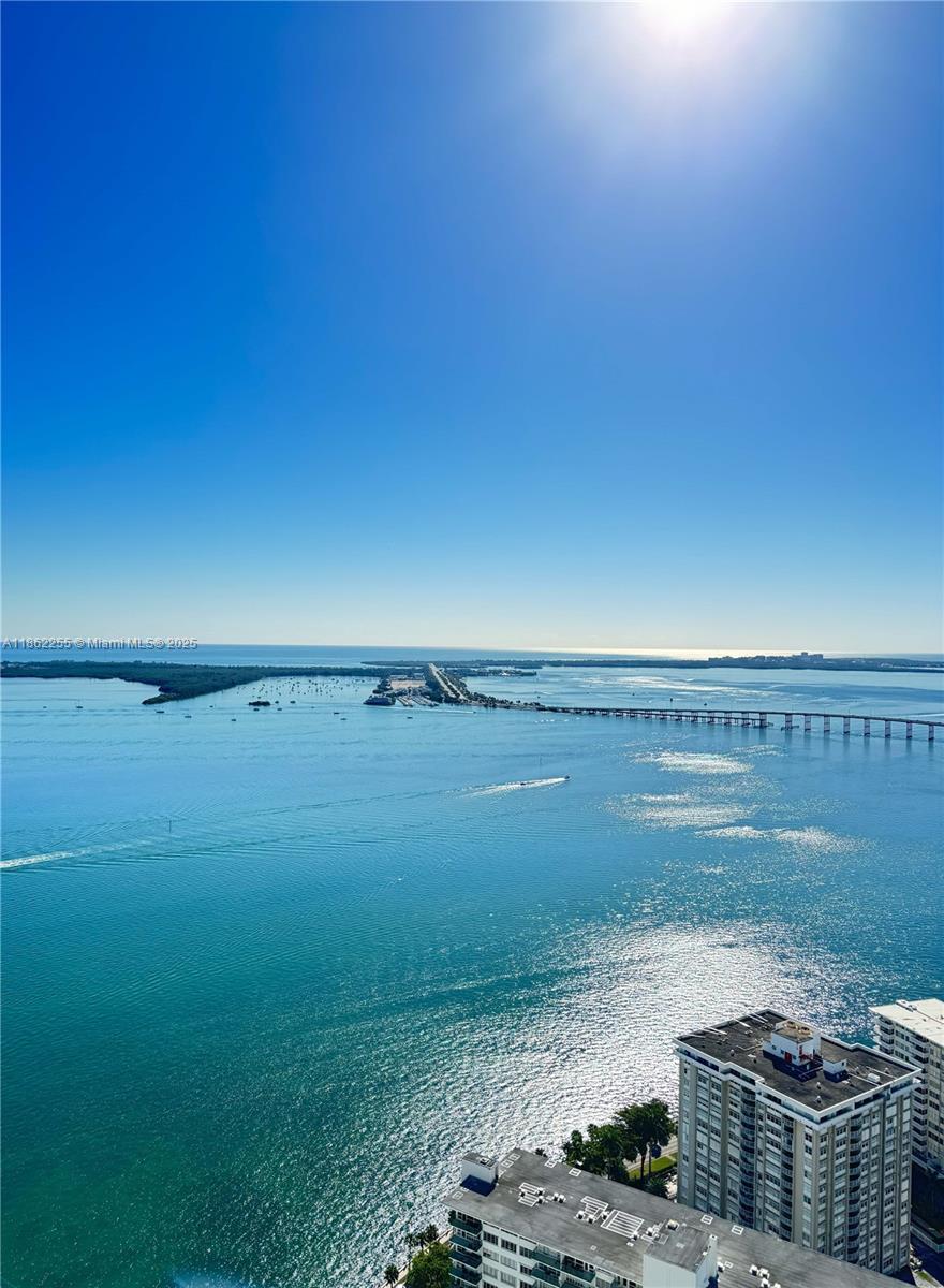 Wake up to panoramic views of Biscayne Bay and Key Biscayne from this 1-bedroom, 1-bath residence featuring his & hers walk-in closets, floor-to-ceiling glass, and 1 assigned parking space. Brickell House offers world-class amenities including a rooftop pool, full fitness center, spa, private theater, 24-hour concierge, and valet. Perfectly located in the heart of Brickell, steps from fine dining, luxury shopping, and the financial district. An excellent lifestyle choice or investment opportunity, as the building allows 12 leases per year.