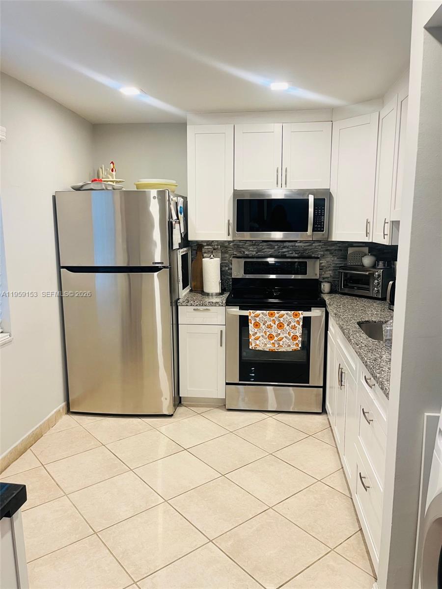 18TH HOLE AT INVERRARY CO - Residential