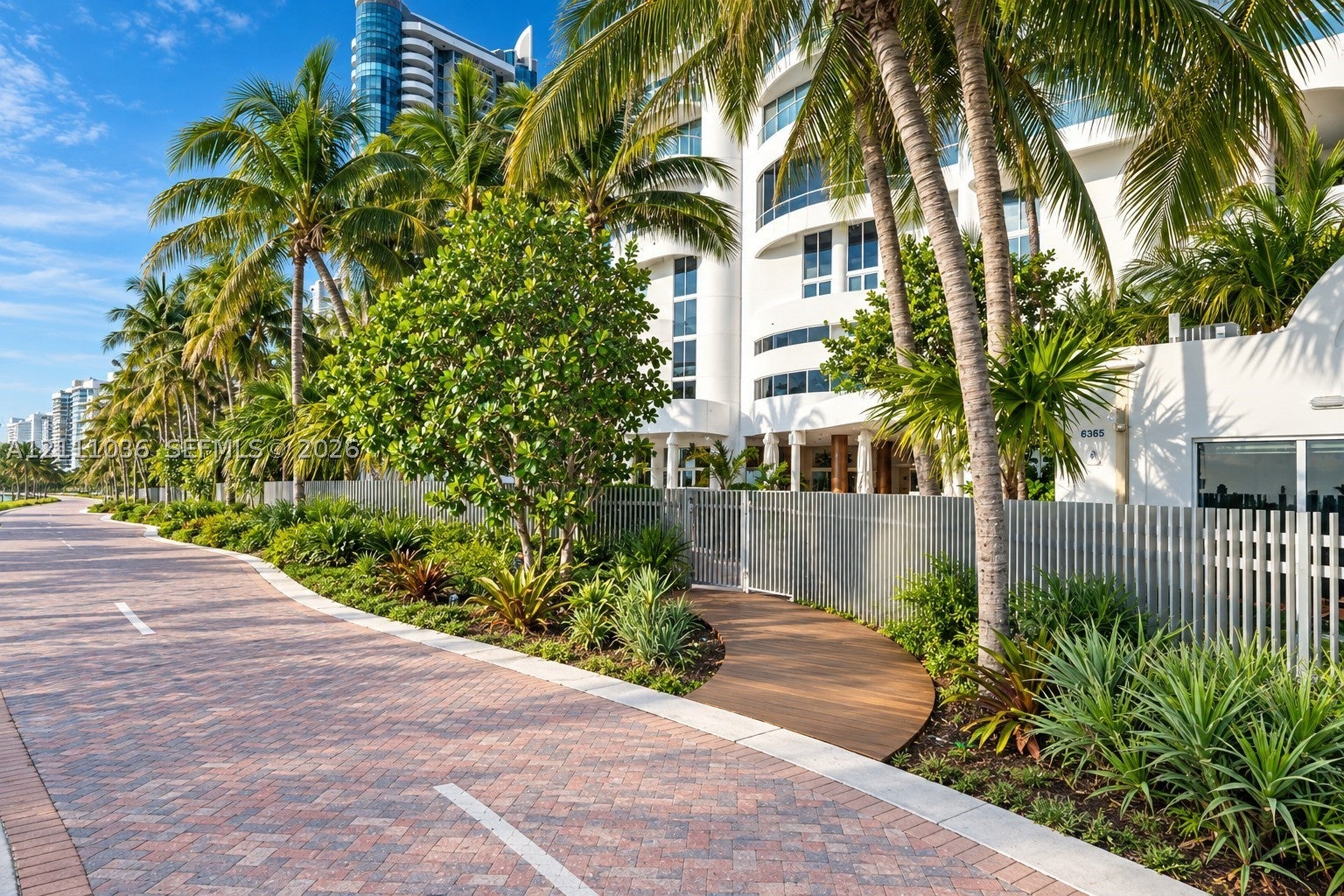 6365 Collins Ave 3811