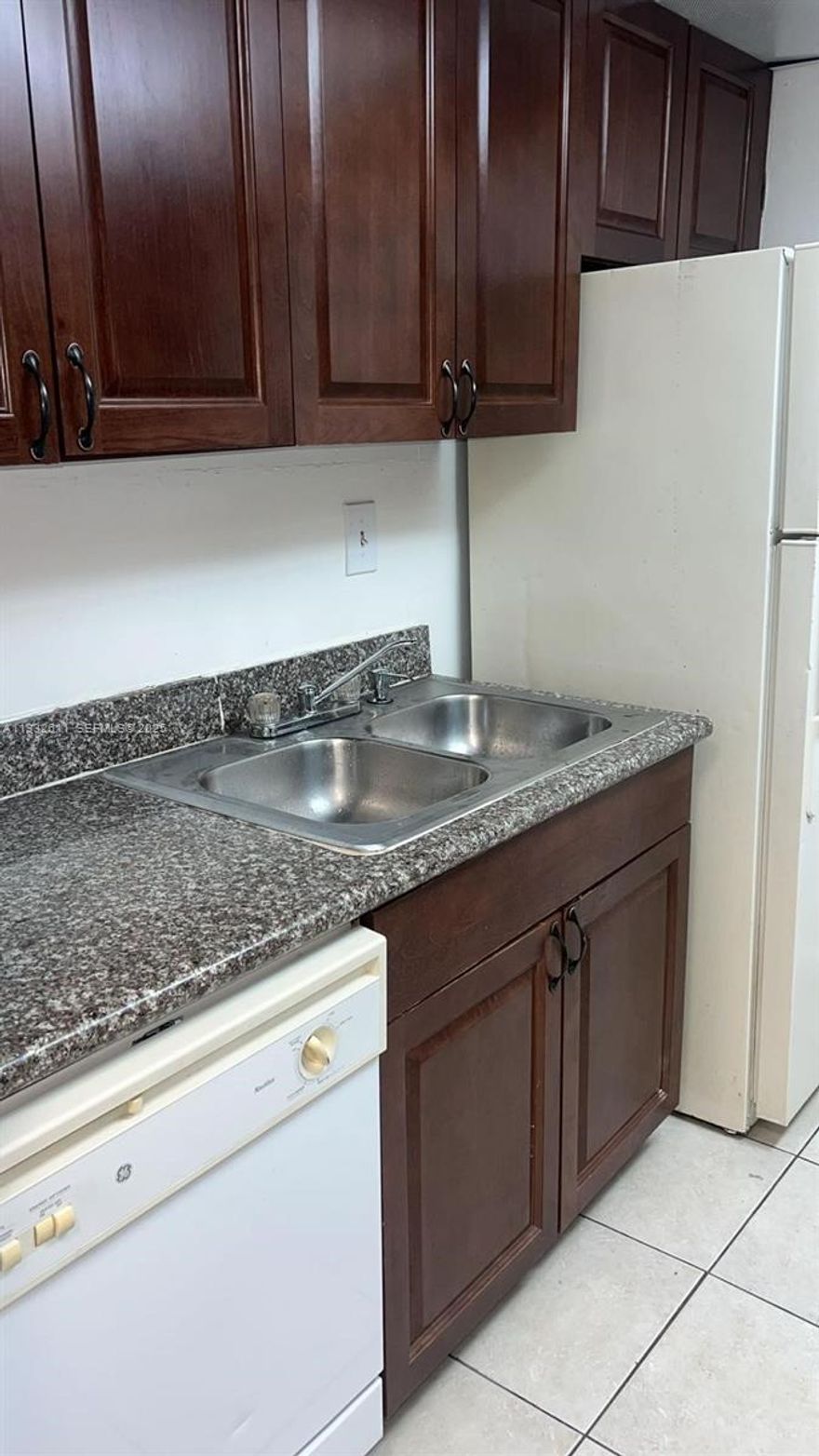 The property is conveniently situated near shopping centers, restaurants, and major highways (I-95). It’s an ideal spot for commuters and those who enjoy easy access to amenities. Unit is 2 Bedroom, 1 Bathroom. Presidential Golfview Condominiums offers a community pool, proximity to great Supermarkets and Palm Beach Outlet Mall: Having popular stores nearby ads convenience for daily needs and shopping.