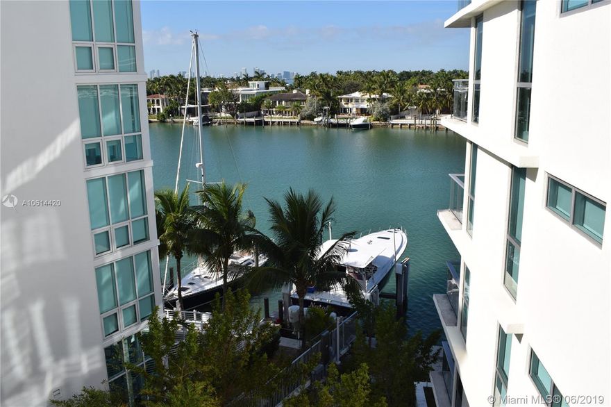 Beautiful 1 bedroom, 1 bath unit with magnificent sunset view facing the Bay and the Miami skyline.  Looks like new! Bosch appliances, Italian cabinetry, porcelanato floors, floor to ceiling hurricane impact glass. Building offers state of the art gym, spa, waterfront pool and much more. Walk to the beach and restaurants.