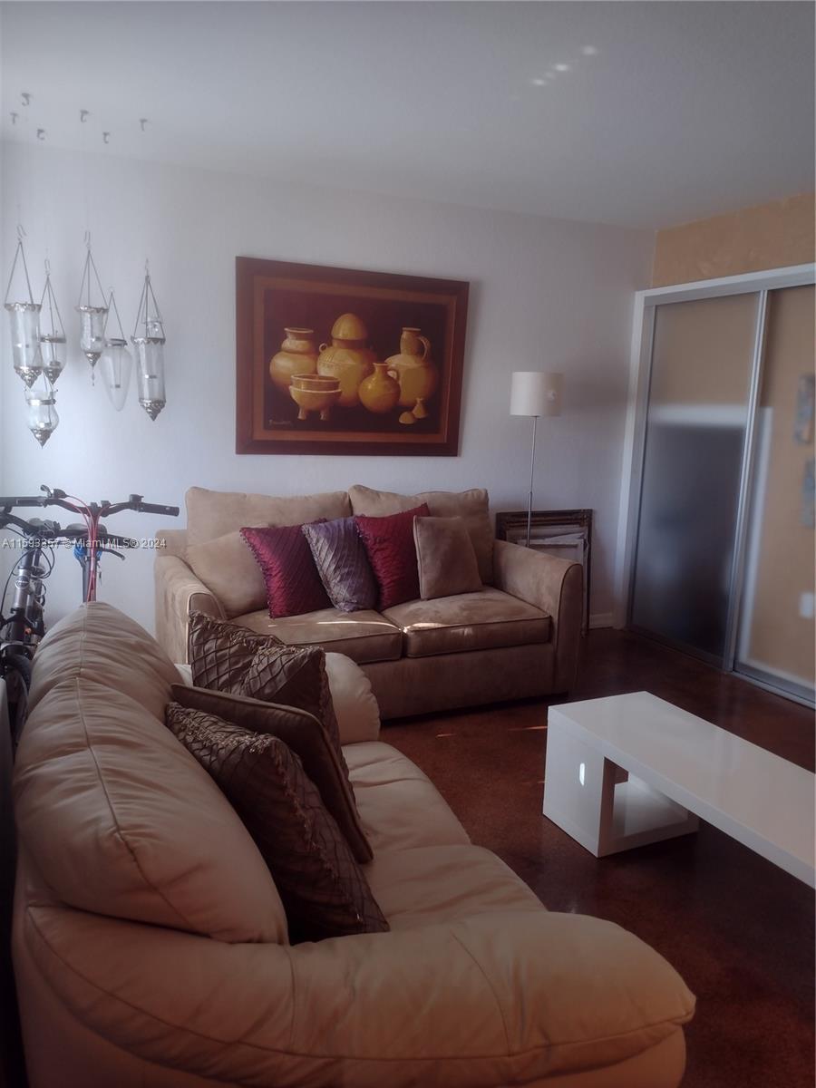 AQUA VISTA TOWNHOMES COND - Residential
