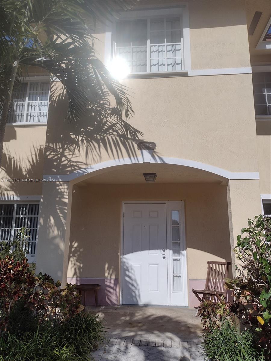 AQUA VISTA TOWNHOMES COND - Residential
