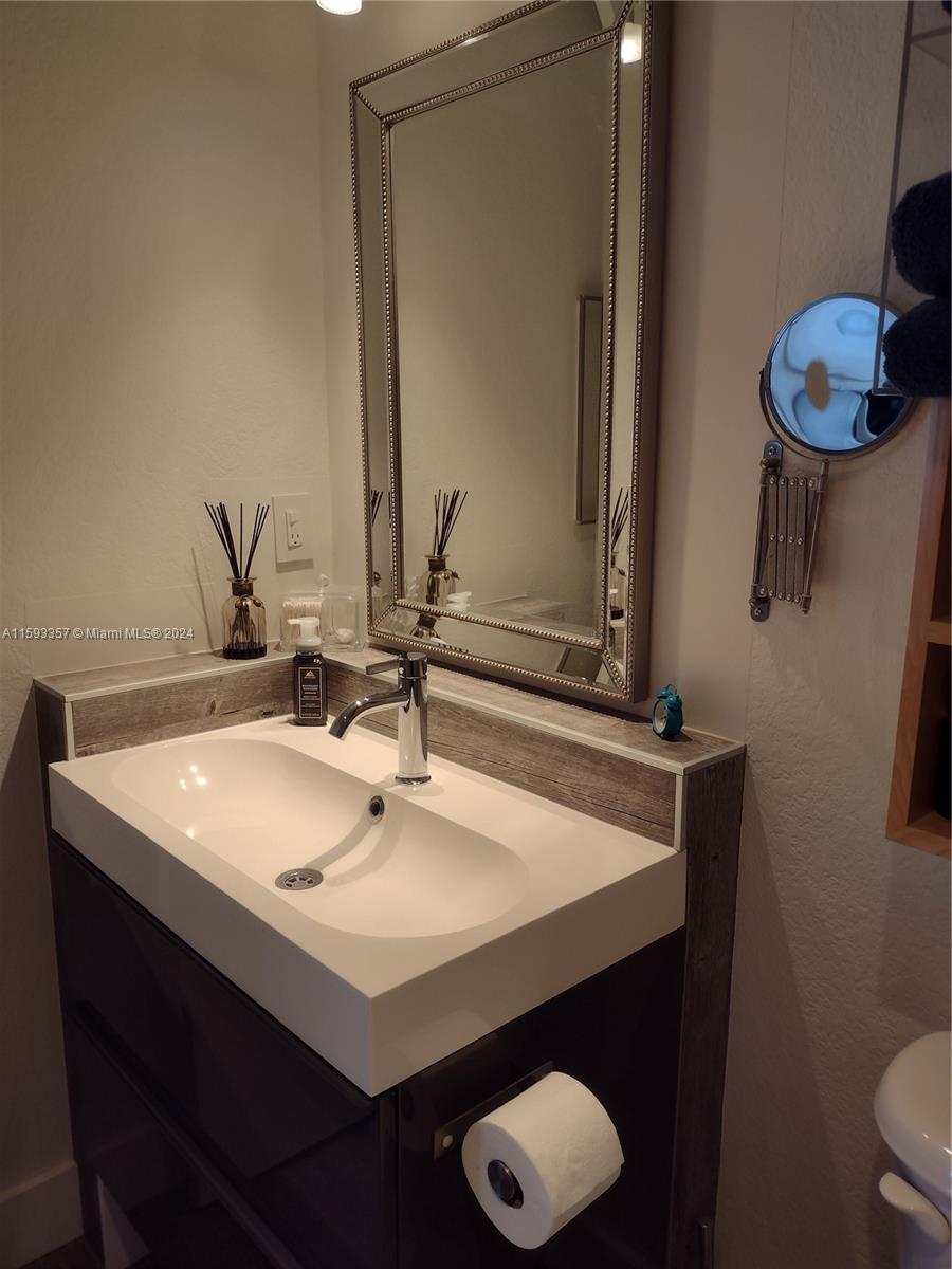 AQUA VISTA TOWNHOMES COND - Residential