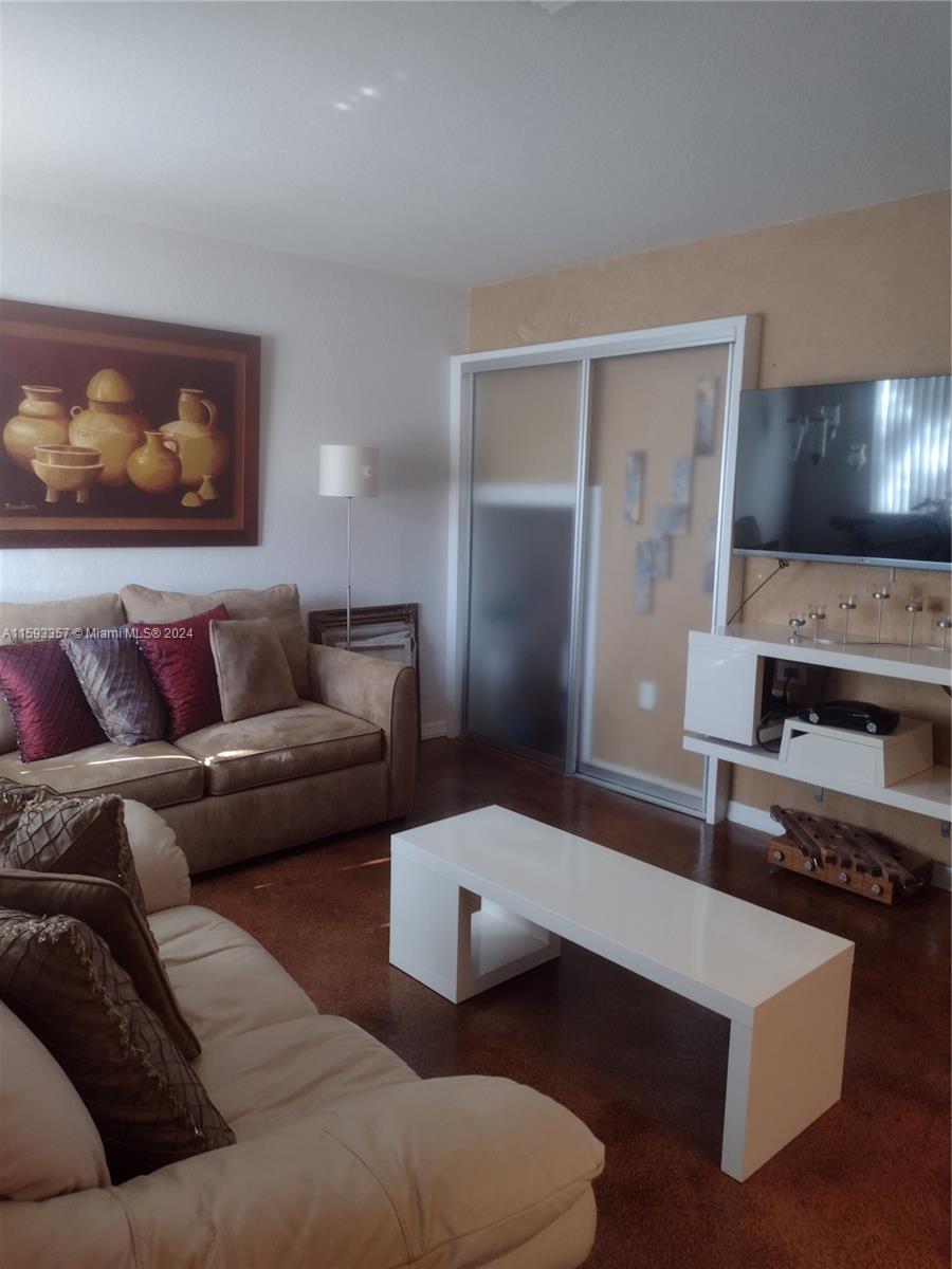 AQUA VISTA TOWNHOMES COND - Residential
