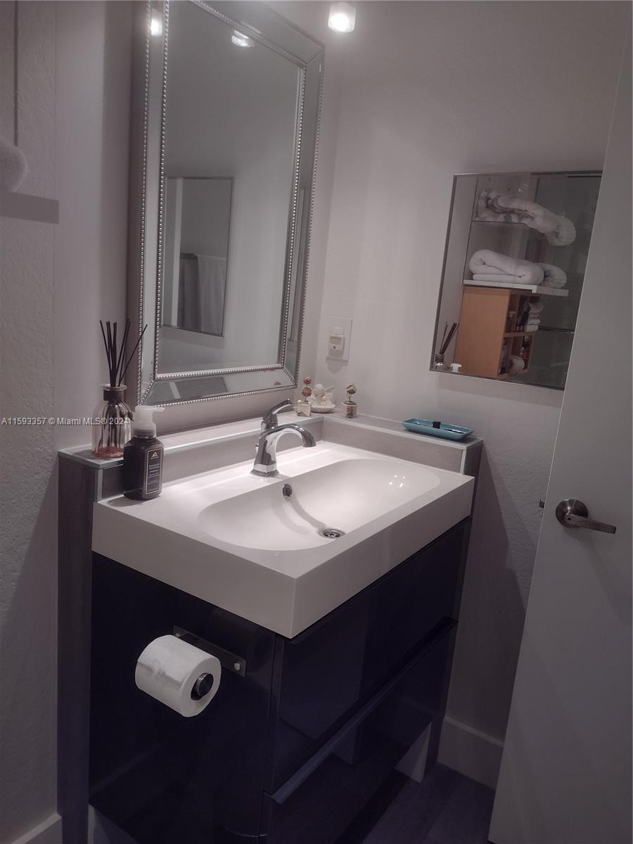 AQUA VISTA TOWNHOMES COND - Residential