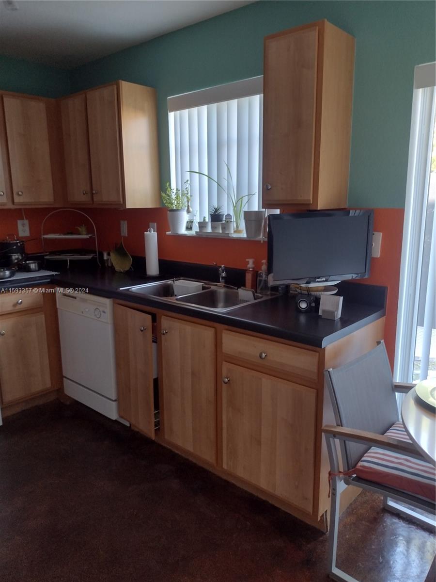 AQUA VISTA TOWNHOMES COND - Residential