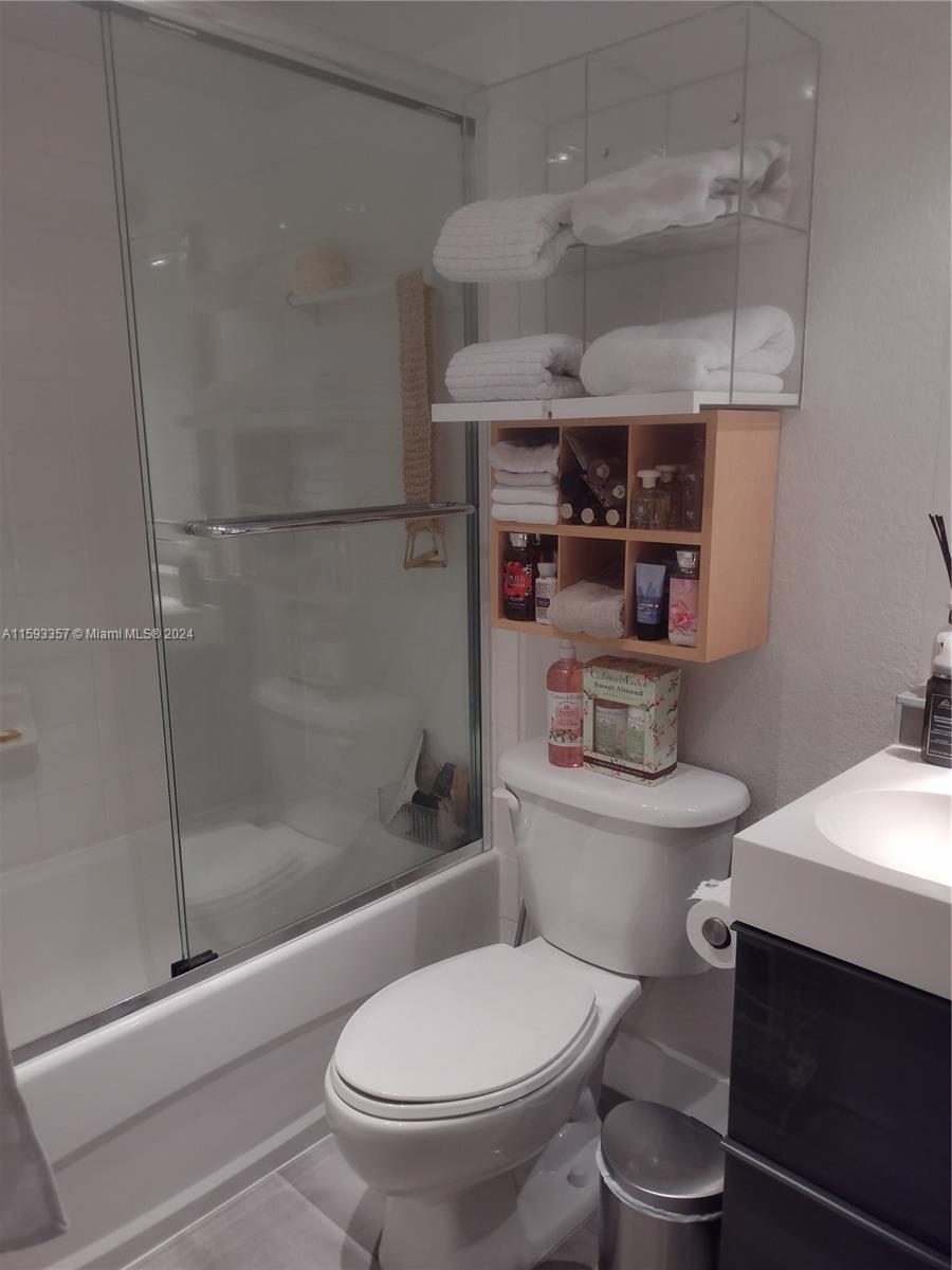 AQUA VISTA TOWNHOMES COND - Residential
