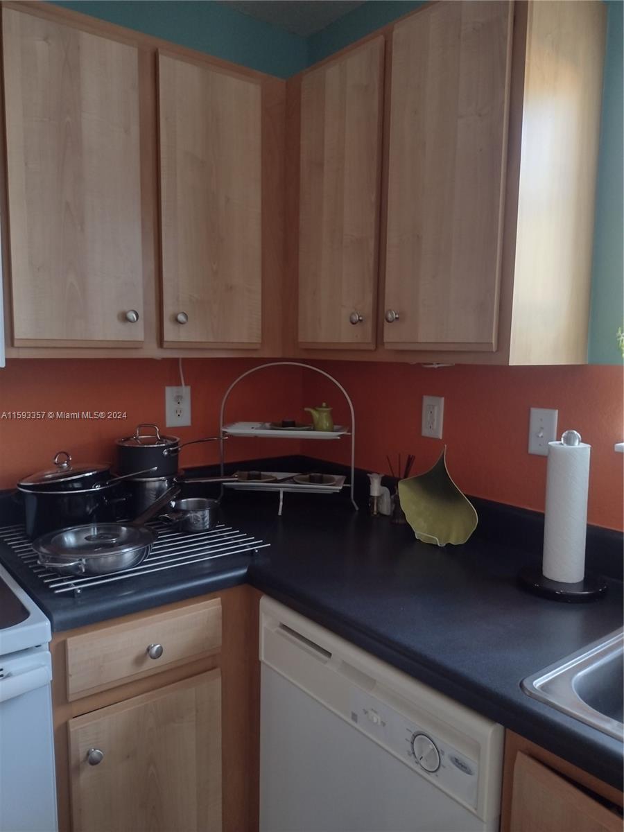AQUA VISTA TOWNHOMES COND - Residential