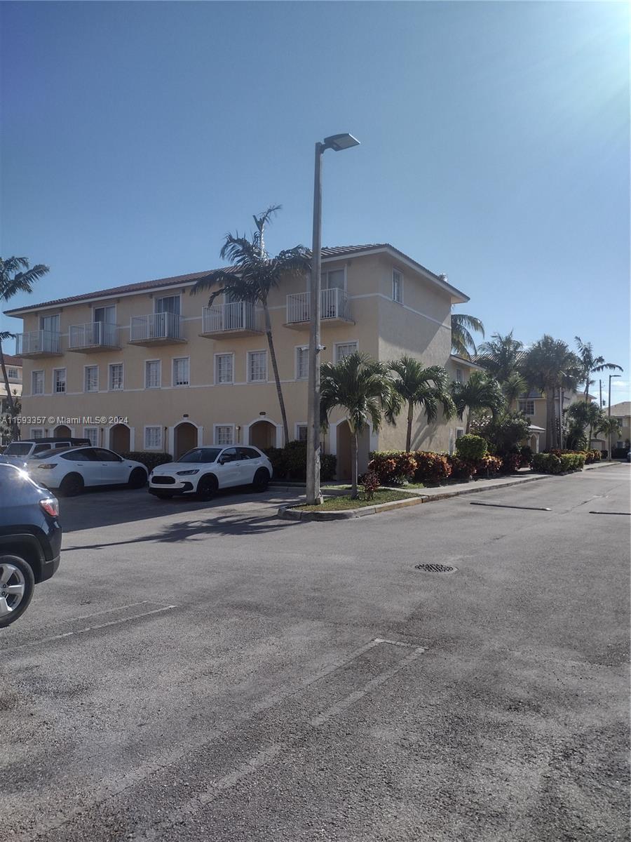 AQUA VISTA TOWNHOMES COND - Residential