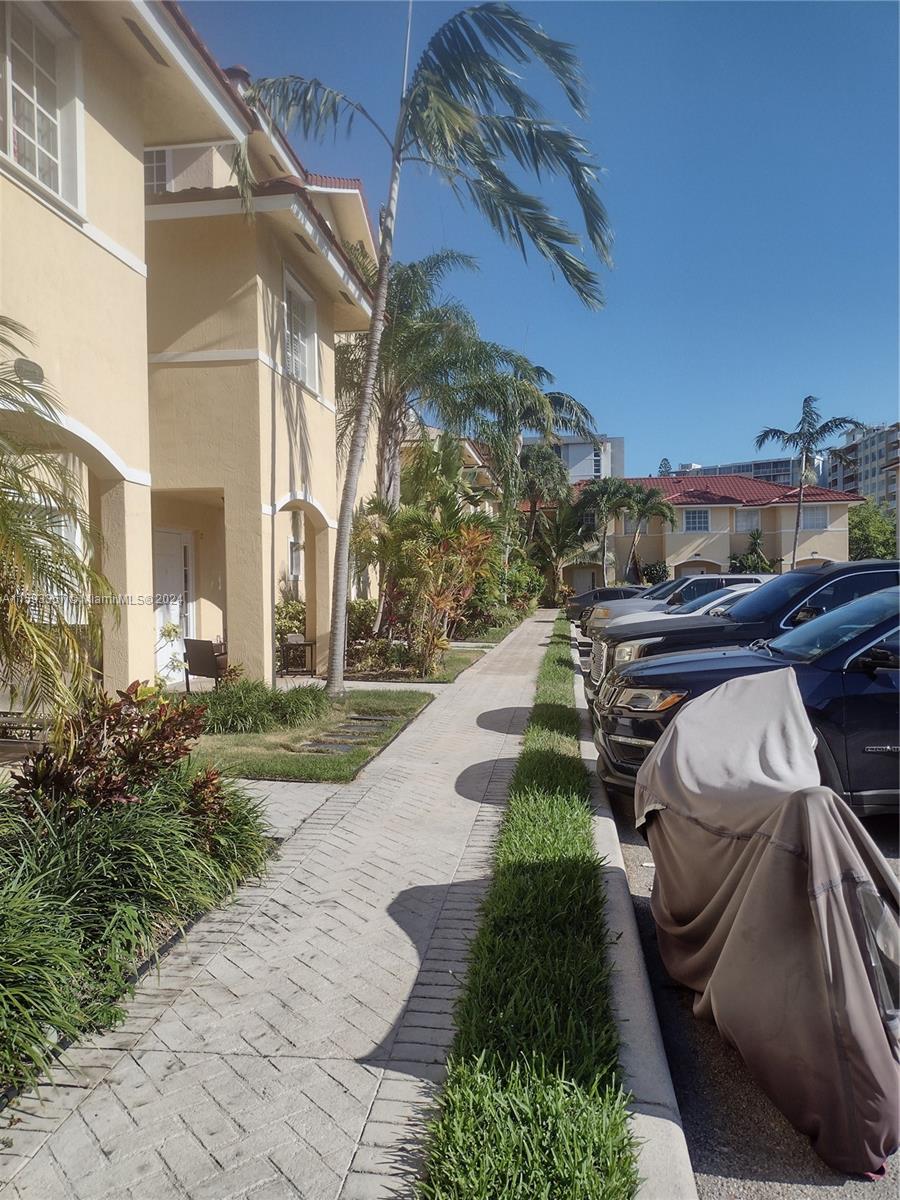 AQUA VISTA TOWNHOMES COND - Residential