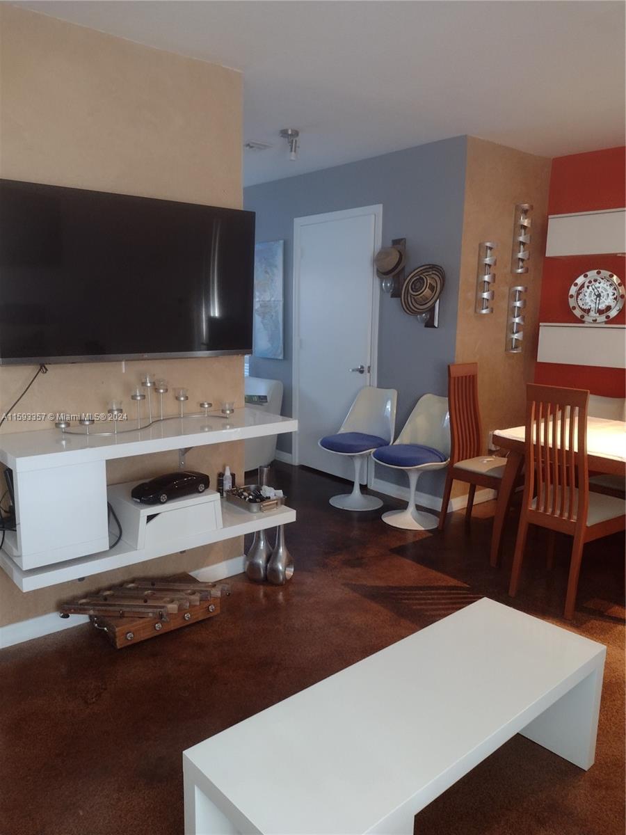 AQUA VISTA TOWNHOMES COND - Residential