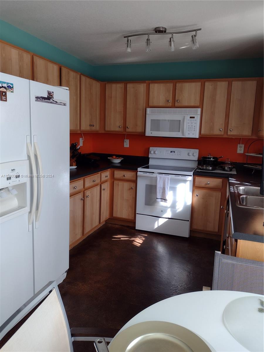 AQUA VISTA TOWNHOMES COND - Residential